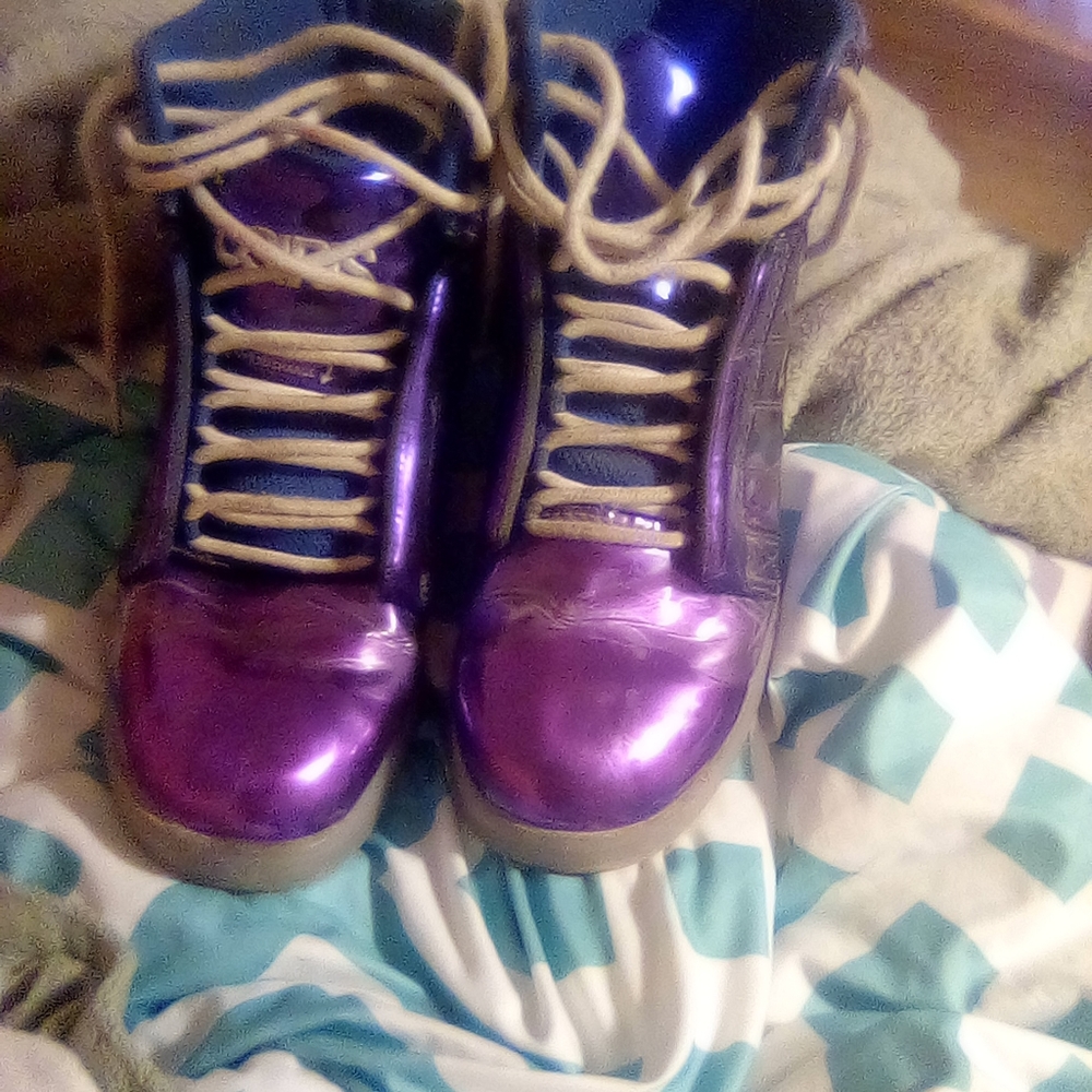 Shoes - Picture 2 of 8